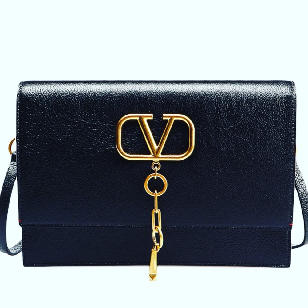 Crossbody leather bag with gold hardware